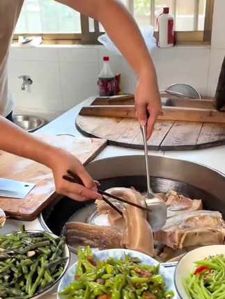 这个#猴头菇牛奶燕麦片 真的可以家中常备,大人小孩都可以喝,一年四季都可以当#早餐 独立罐装冲泡方便