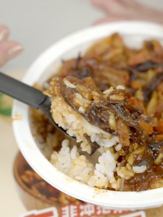 湖边、夕阳、一口热饭!这才是户外野餐的正确打开方式。#自热锅 #野餐 #惬意
