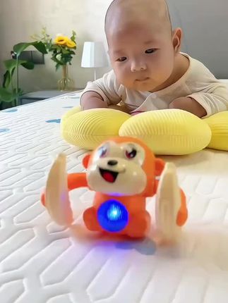 宝宝最近老是要抱着,手臂酸得厉害,爸爸买了这个会翻滚的小猴子后,宝宝就愿意趴着自己玩了,不哭不闹。
