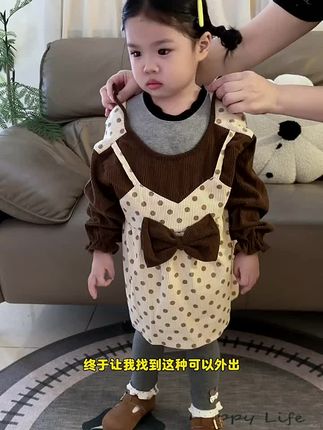 都知道孩子吃饭老掉落容易弄脏衣服快试试这种防水防污的吃饭罩衣