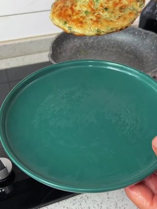 早起5分钟搞定!葱油饼半成品煎得滋滋响,酥皮掉渣,葱香够味,开启活力一天~