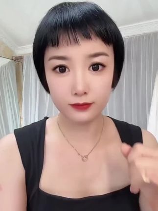 睡醒头发「扁塌翻翘」,其实不用洗头,10秒内就可以蓬松得体!比你用蓬松水方便太多了!#软发泥 #男生变帅