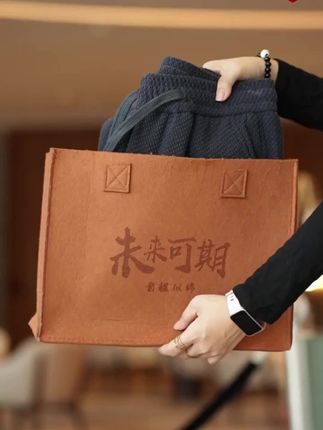 奔三奔四的男人,多穿这样的潮流大牌裤子,比戴大金链子招女人喜欢!
