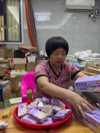 香芋牛奶蛋卷 酥酥脆脆的香芋牛奶蛋卷,个位数到手96根,宝子们可不要错过了#好吃不贵 #蛋卷#又香又酥又脆#零食推荐
