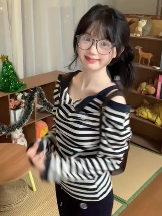 自带松弛感的露肩条纹衫,韩里韩气