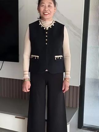 让妈妈把喜欢的新衣服穿在身上,把快乐放在脸上 #时尚妈妈装#胖瘦都能穿#秋季新款#送婆婆妈妈的礼物