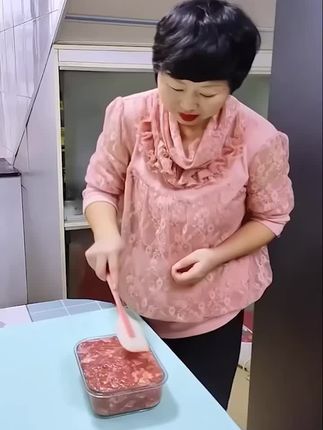 自制午餐肉】 500g猪肉搅成泥,2包午餐肉调味料,2颗鸡蛋,50m1水,搅拌上劲,放入模具用锡纸包好,上锅蒸40分钟