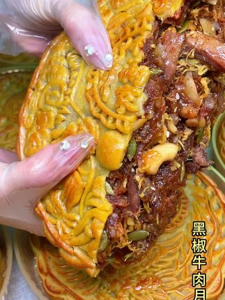 鲁师傅已经做月饼几十年了,他研发的黑椒牛肉月饼让他名声大噪,每年中秋的订单让他应接不暇#中秋月饼