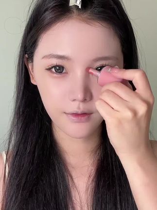 我愿称它为掌管口红的神,上嘴丝滑隐形唇纹,这妈生的自然血色感真的爱疯了#显日 #不沾杯不掉色
