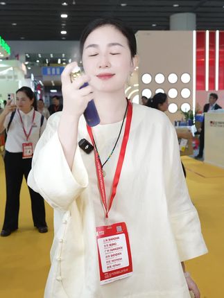 脸上有干纹细纹,干燥粗糙,一定要试试这款胶原水光喷雾,质地清爽不油腻吸收快,自己在家也能打造水光肌啦#黄奕同款