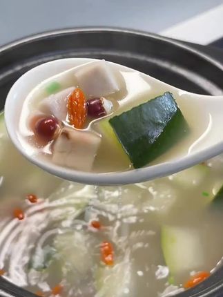 现在是三伏天,大家一定要给家人安排这个四神汤,汤鲜味美,好处多多#鸽子汤 #四神汤 #煲汤