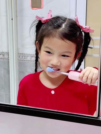 家有 “刷牙困难户”?软毛刷头 + 趣味语音,娃竟然主动计时刷牙!#儿童电动牙刷 #儿童礼物# 艾优电动牙刷