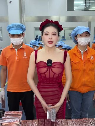 一支=遮瑕+提亮+养肤,轻薄持久不脱妆!现在还有活动,送的比买的多!#粉底液 #fv粉底液