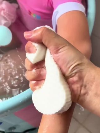 给大家安利一下这个搓澡神器 搓起来不疼而且很下泥 大人小孩都可以用# 搓差澡神器