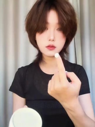 睡醒头发「扁塌翻翘」,其实不用洗头,10秒内就可以蓬松得体!比你用蓬松水方便太多了!#软发泥 #男生变帅