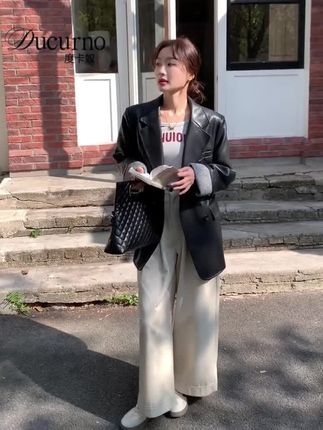 谁能拒绝酷飒又温柔的皮西装呢~黑色皮质自带利落气场,都市休闲风轻松拿捏,日常出街或通勤都很可~