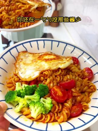 我家女儿只要一段时间不吃就馋的意大利面,真的好香,连我都忍不住要吃两口!面条劲道再搭配上肉眼可见的番茄肉酱!