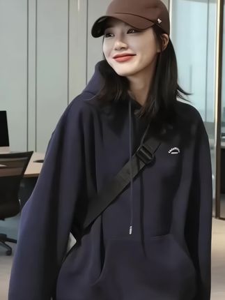 便宜又好穿的卫衣来啦!显白又显瘦,韩系松弛感慵懒风穿搭!秋天单穿冬天叠穿非常好看!休闲百搭不挑人穿,保暖又好看