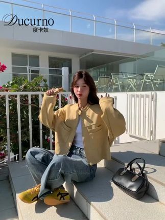 被这件鹅黄色短外套治愈到~柔和色调像把阳光穿在身上,短款版型利落显腿长,轻松打造清新俏皮的日常 look~