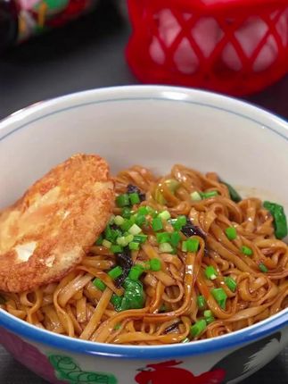 下班回家不想做饭,你就像我一样,2分钟就能搞定 #沙县葱油拌面,葱香浓郁,太还吃了
