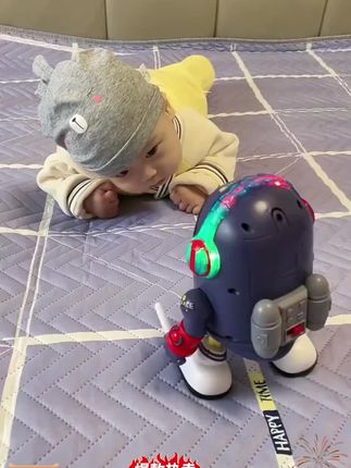 爸爸送的玩具宝宝太喜欢啦,会唱歌跳舞的太空鸭,可以练习抬头和追视,还能引导爬行