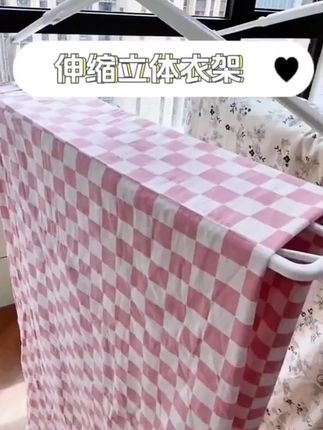 自从衣架换成这种立体加长的以后,床单被罩毯子浴巾啥的,晒起来就更平整#衣架 #伸缩衣架 #晒床单 #居家好物