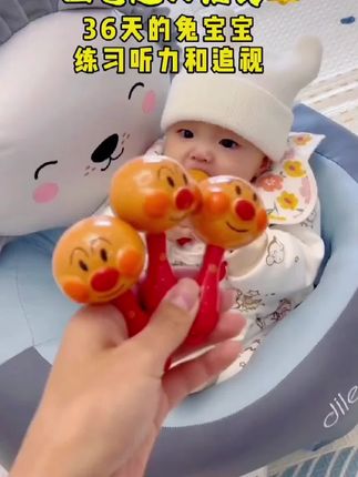 宝宝出生后的第一个小玩具,你给他准备了吗?宝宝出生十五天后,在他耳边轻轻摇晃,可以锻炼宝宝听觉#手摇铃