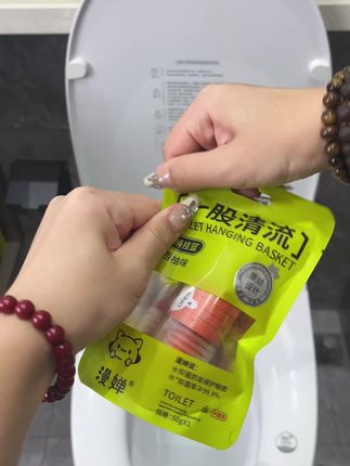 #618这个东西将会成为下一代流行, #漫婵马桶挂篮 ,挂在#马桶 出水口,每次冲水都是一次深度清洁,还有淡淡清香~