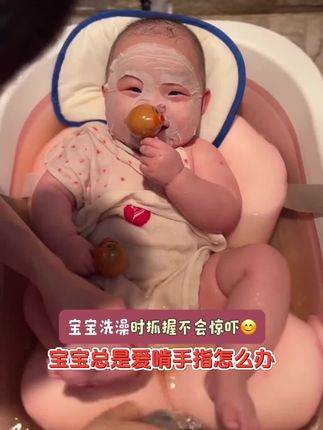 20天后需要训练追听追视了,满月后体验被夸抓握能力好!轻盈小巧不会碰痛宝宝,很适合小宝宝锻炼抓握和手眼协调能力