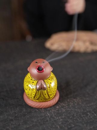 小和尚香炉:佛系 “吞云吐雾” 日常 这个小玩意儿太好玩了!家里有这种东西真的很有氛围感!#小和尚香炉 #盘香炉 #茶室香炉 #创意香炉