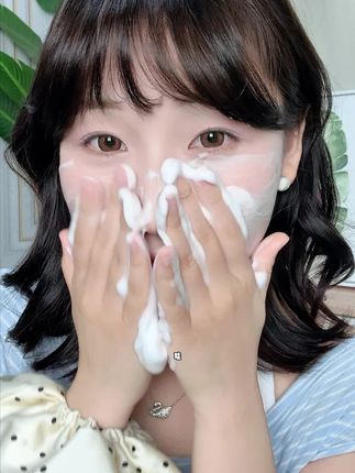 这洗面奶真的太好用了,泡泡多且持久,不挑水质,洁力强又温和,20分钟不擦水乳都不干绷