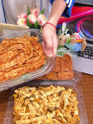 香香辣辣的麻辣素牛板筋,满满的红油辣椒,香辣脆爽,越吃越香!#好吃到停不下来 #牛板筋 #零食推荐 #辣条