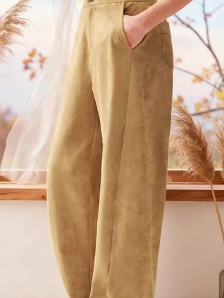 ELLEKIDS童装复古弯刀休闲裤 秋意渐浓,给宝贝的衣橱添条「百搭王炸裤」!ELLEKIDS复古弯刀休闲裤,自带复古腔调的弯刀版型,不挑身材还藏肉,穿上秒变利落小潮人。 春秋两季都能穿,宽松廓形不束缚孩子跑跳,日常上学、周末出游随便搭卫衣、毛衣都好看。软乎乎的面料贴合肌肤,显瘦又舒服,让宝贝轻松拿捏秋日时髦感~#高级感穿搭 #春秋穿搭 #女童休闲裤 #女童裤子 #骗你生女儿