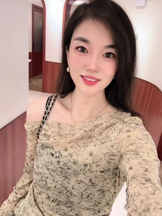 固质法式晕染碎花一字领斜肩长袖t恤杏色不规则木耳边上衣