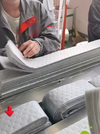 现在大家都用这个升级款的 #吸油棉 了,不用裁剪直接垫油烟机油槽里就行,油烟机槽里干净又卫生#方便又实用#好物推荐