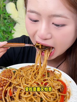 这#意面 每根都过满了番茄肉酱简直太像了,孩子们都可爱吃了,趁暑假我就特意多备一点让孩子们每天都可以吃到