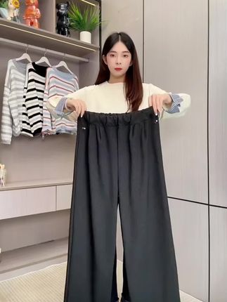 小孕妇们衣服版型只要选对,大肚子也是时尚单品,怀孕这样穿比没怀孕的时候还要美太多了#孕妇装#孕期穿搭