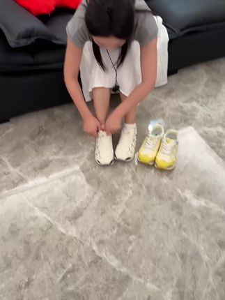 新手徒步冲这双!一百块都不用~网面透气不闷脚,暴走也干爽。防滑鞋底超稳,石板泥地都不怕。
