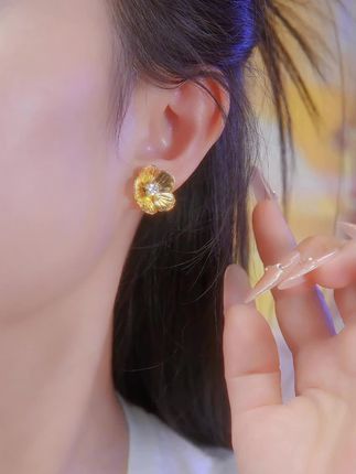 出门逛街搭配什么衣服都好看的 金色花朵耳钉快叫上姐妹们一起安排吧