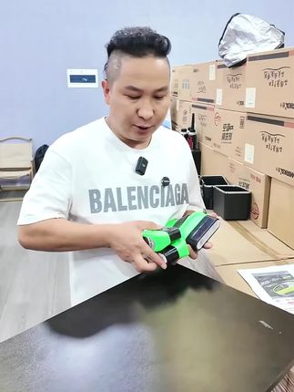 汽车前挡玻璃产生油膜后刮不干净,越刮越糊,特别是晚上的时候影响视线和行车安全!试试这款强力去污玻璃油膜擦