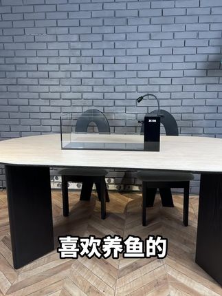 金晶超白侧滤溪流缸,侧滤的设计,过滤方便强大,让水质稳定更清澈,让你更加方便的清理卫生。