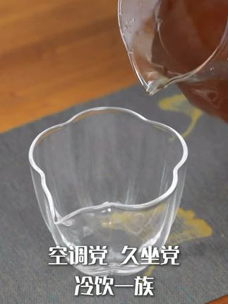 这干姜丝茶把‘暖’玩明白了!别人的姜茶辣嗓子,它的姜香浓得刚好,泡一杯从早暖到晚~ 不用洗不用切扔杯子里冲热水