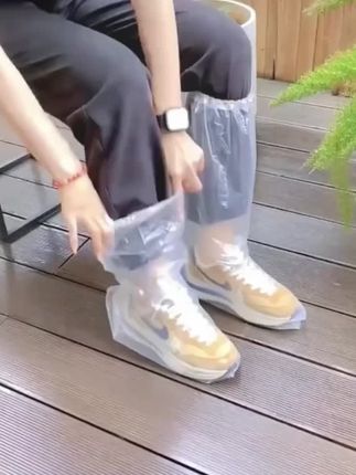 雨季到了,赶紧穿上这个#防雨鞋套,再也不用担心鞋子被弄湿和弄脏了#雨天出行 #一次性鞋套#加厚鞋套#特厚鞋套