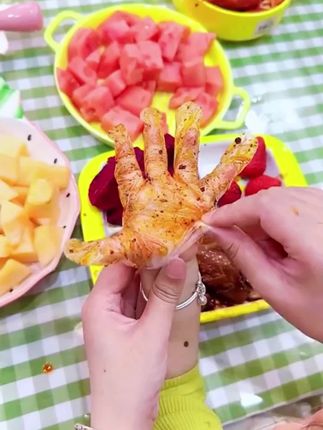 竟然还有宝宝一次性手套,孩子在家里吃排骨,鸡翅,在也不会弄的满手都是油污了,出门带上两包也太方便了