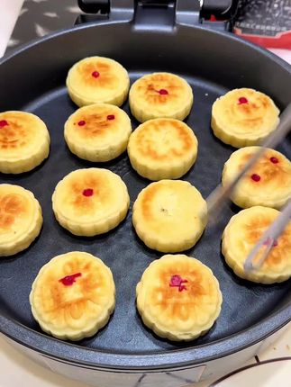 这个月饼模具,脱模特别的轻松丝滑,送人都特别有面子#月饼 #纯手工制作美食 #月饼模具 #中秋节 #制作月饼