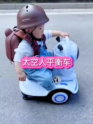 可遥控自驾,带音乐灯光早教,喜欢的不得了。#童车#儿童电动车推荐