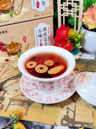 很多人不知道这个古老的搭配,立夏到三伏常喝#黄芪麦冬五味子茶是很好的,入口清润回甘
