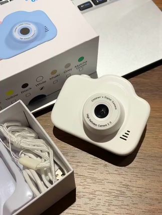 谁懂啊!给娃买的卡通相机,居然让他戒掉了刷平板!小手掌稳稳抓着拍云朵、拍小花,拍照能力居然在玩里悄悄涨了。