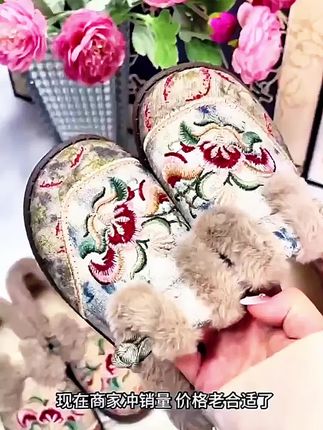 降温了给我妈买了一双超便宜的国风绣花棉鞋 没想到收到质量这么好#国风绣花棉鞋 #加厚保暖 #一脚蹬懒人鞋  #防滑耐磨