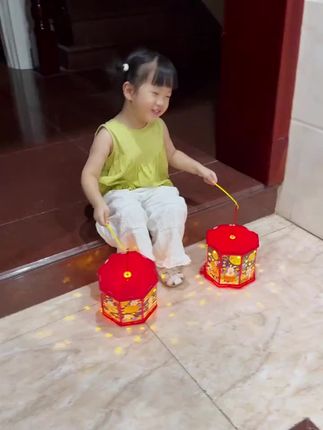 这个投影灯笼不错哦!还没给宝贝准备的可以带两个哦!